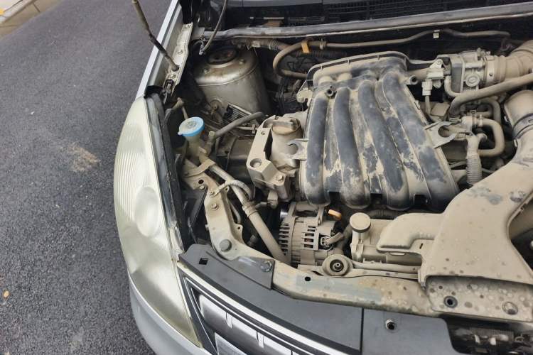 Used Nissan Livina 2010 Jingyue Edition 1.6L Manual All-Around Model Engine Bay Right