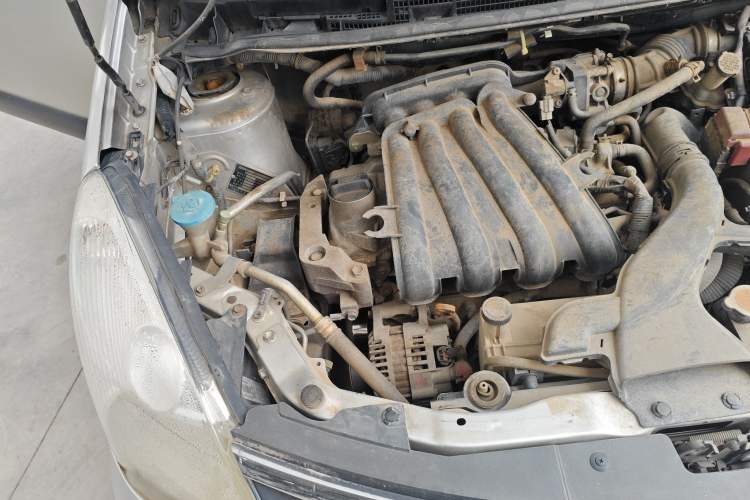Used Nissan Livina 2010 Jingrui Edition 1.6L Manual Standard Model Engine Bay Right