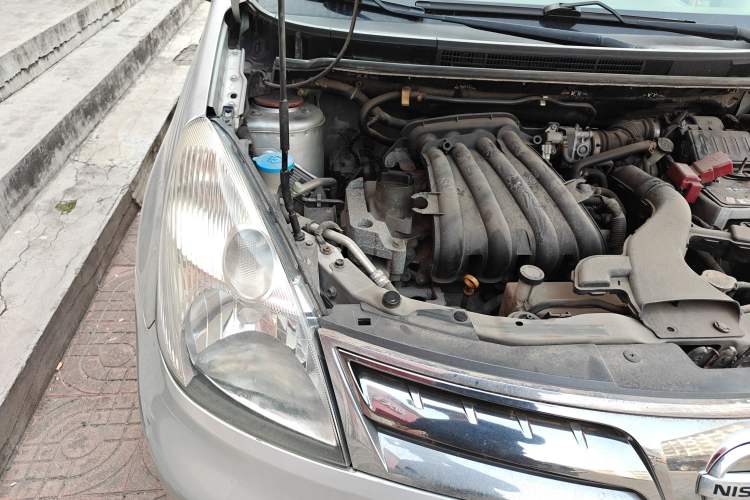 Used Nissan Livina 2010 Jingyue Edition 1.6L Manual All-Around Model Engine Bay Right