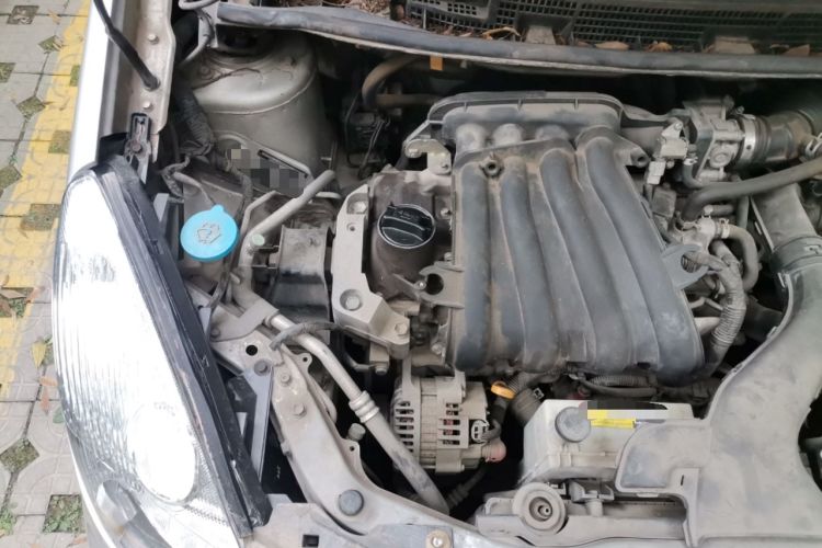 Used Nissan Livina 2010 Jingyue Edition 1.6L Manual All-Around Model Engine Bay Right