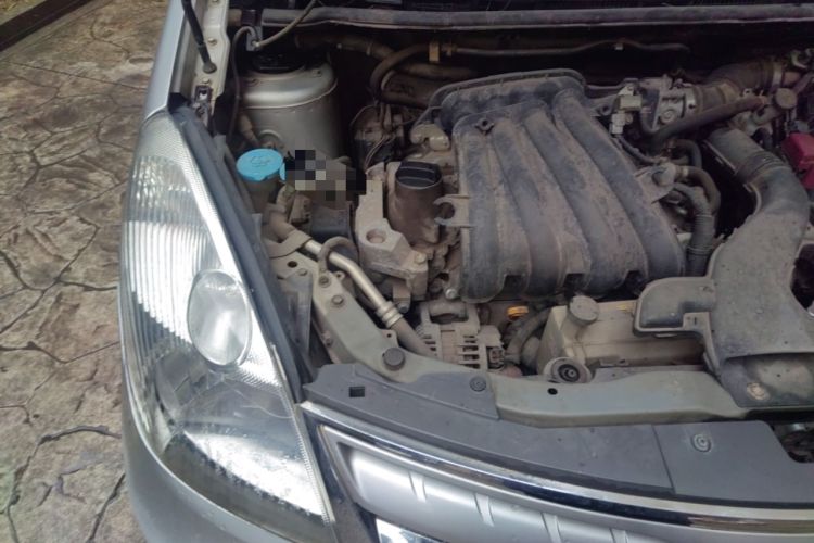 Used Nissan Livina 2010 Jingyue Edition 1.6L Manual All-Around Model Engine Bay Right
