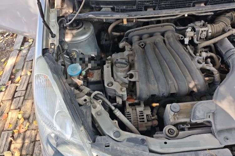 Used Nissan Livina 2010 Jingyue Edition 1.6L Manual All-Around Model Engine Bay Right