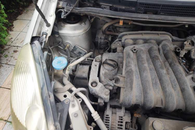 Used Nissan Livina 2010 Jingyue Edition 1.6L Manual All-Around Model Engine Bay Right