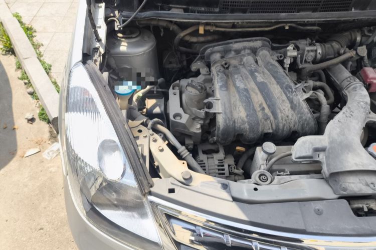 Used Nissan Livina 2010 Jingyue Edition 1.6L Manual All-Around Model Engine Bay Right