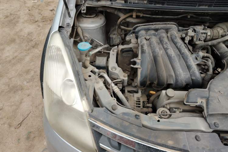 Used Nissan Livina 2010 Jingrui Edition 1.6L Manual Standard Model Engine Bay Right