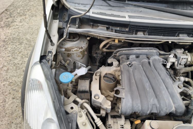 Used Nissan Livina 2010 Jingyue Edition 1.6L Manual All-Around Model Engine Bay Right