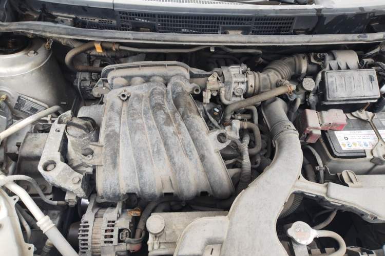 Used Nissan Livina 2010 Jingyue Edition 1.6L Manual All-Around Model Engine Bay