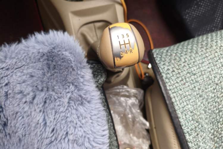 Used Nissan Livina 2010 Jingyue Edition 1.6L Manual All-Around Model Gear Lever