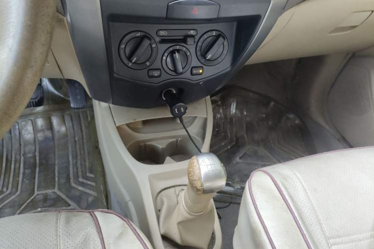 Used Nissan Livina 2010 Jingyue Edition 1.6L Manual All-Around Model Gear Lever