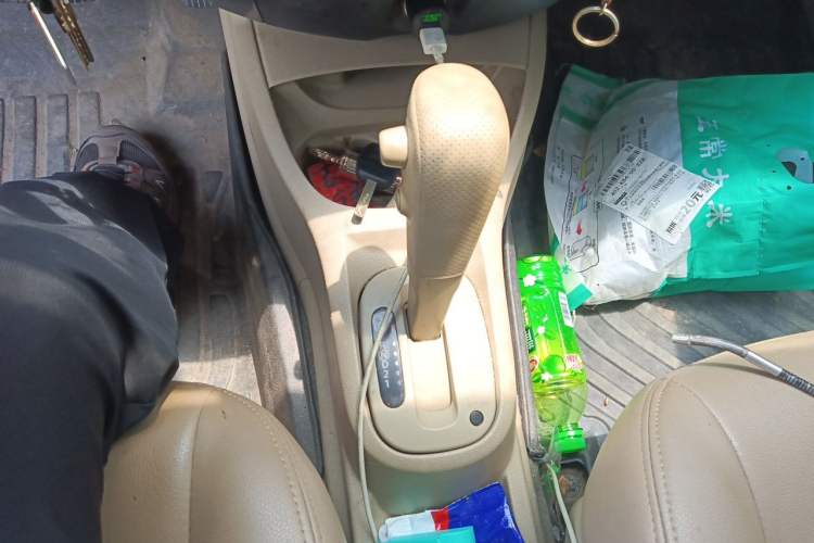 Used Nissan Livina 2010 Jingyue Edition 1.6L Automatic XuanNeng Model Gear Lever