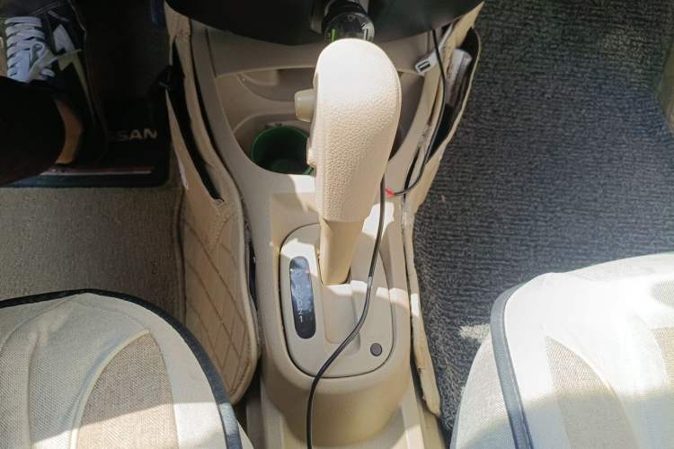 Used Nissan Livina 2010 Jingyue Edition 1.6L Automatic All-in-One Model Gear Lever