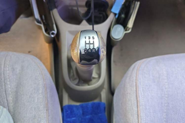 Used Nissan Livina 2010 Jingyue Edition 1.6L Manual All-Around Model Gear Lever