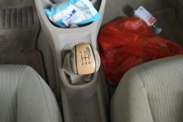 Used Nissan Livina 2010 Jingyue Edition 1.6L Manual All-Around Model Gear Lever