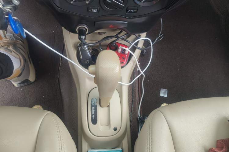 Used Nissan Livina 2010 Jingyue Edition 1.6L Automatic Supercharged Model Gear Lever