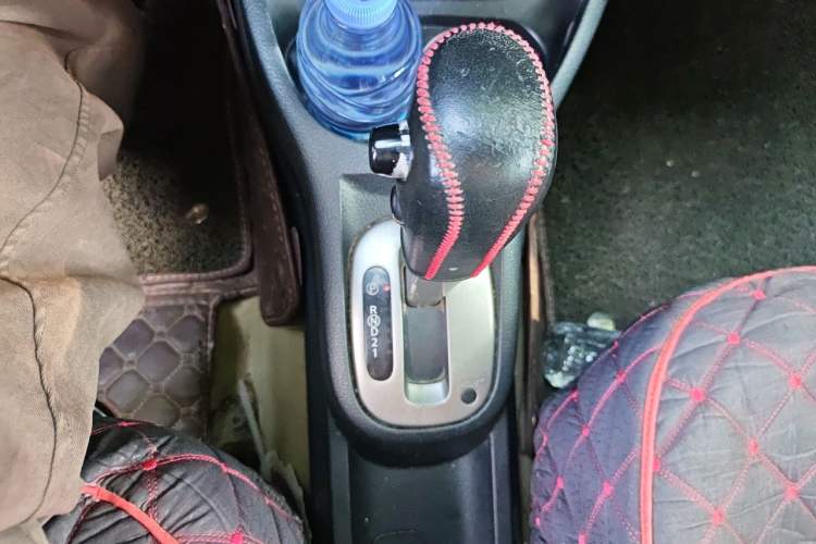 Used Nissan Livina 2010 Jingrui Edition 1.6L Automatic Smart Model Gear Lever