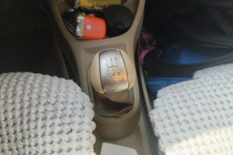 Used Nissan Livina 2010 Jingyue Edition 1.6L Manual All-Around Model Gear Lever