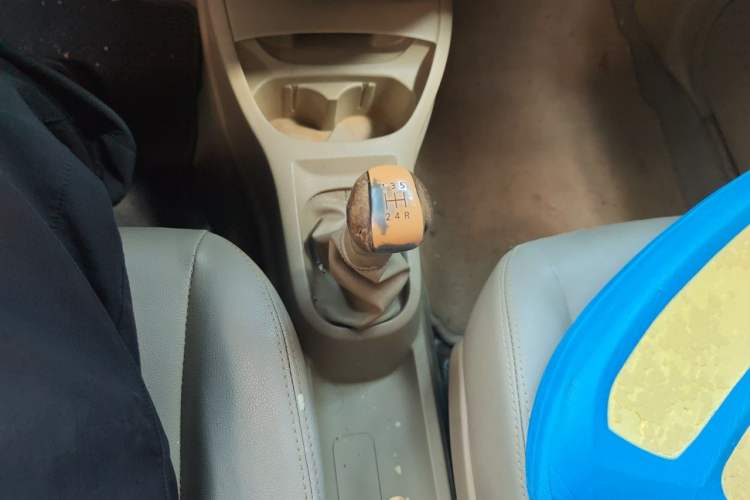 Used Nissan Livina 2010 Jingyue Edition 1.6L Manual All-Around Model Gear Lever