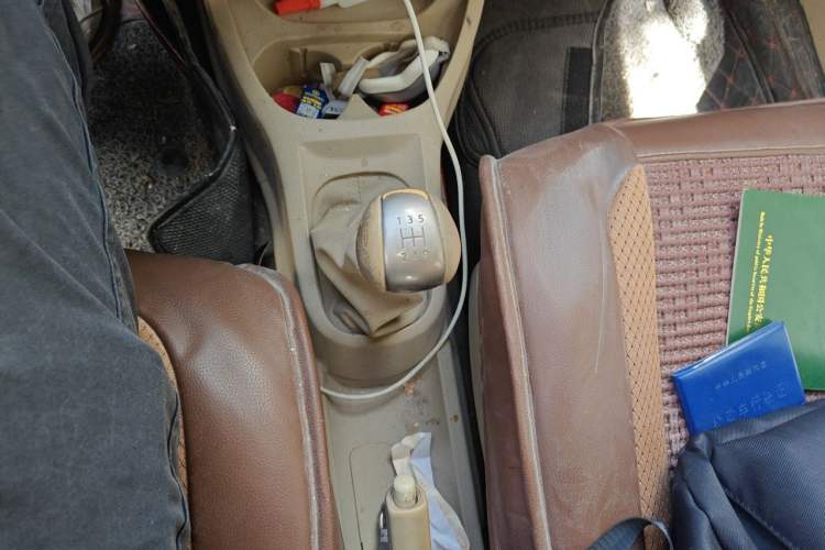 Used Nissan Livina 2010 Jingyue Edition 1.6L Manual All-Around Model Gear Lever