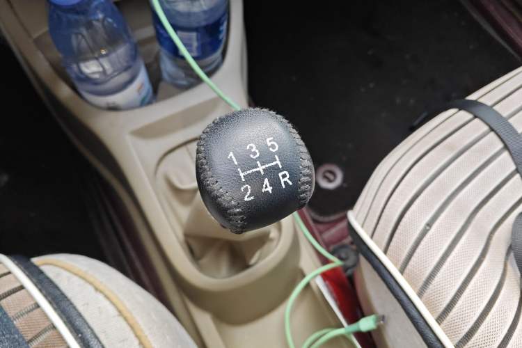 Used Nissan Livina 2010 Jingyue Edition 1.6L Manual All-Around Model Gear Lever