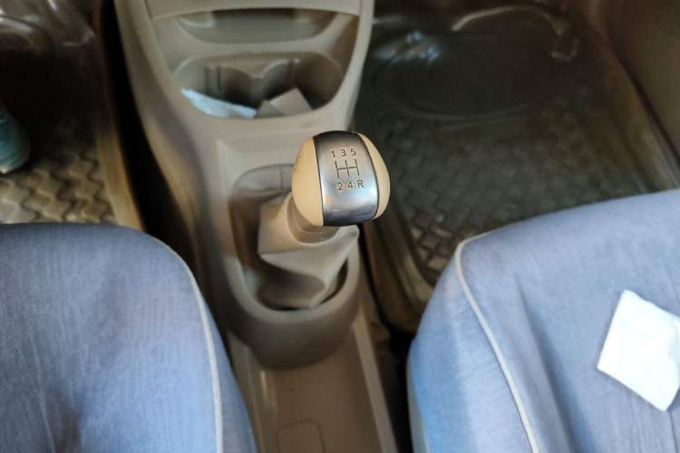 Used Nissan Livina 2010 Jingyue Edition 1.6L Manual All-Around Model Gear Lever