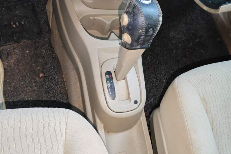 Used Nissan Livina 2010 Jingyue Edition 1.6L Automatic Supercharged Model Gear Lever