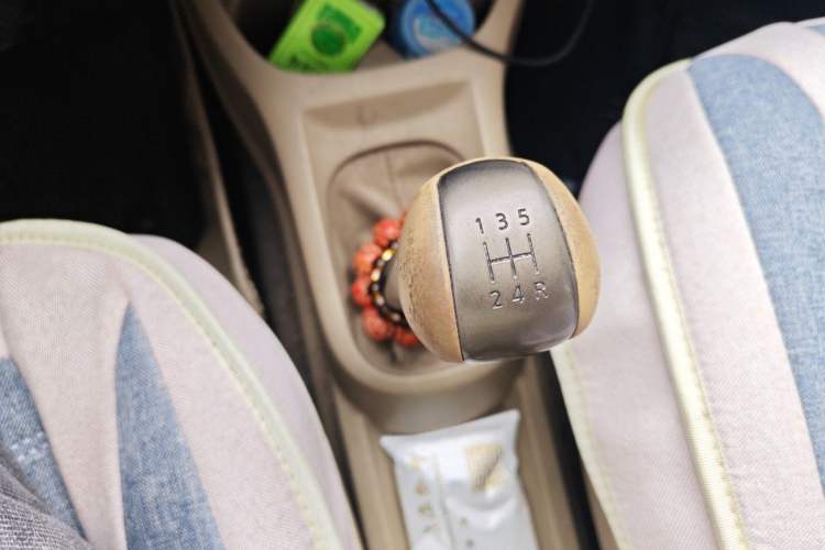 Used Nissan Livina 2010 Jingyue Edition 1.6L Manual All-Around Model Gear Lever