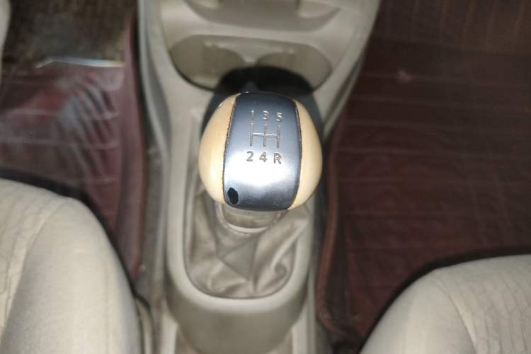 Used Nissan Livina 2010 Jingyue Edition 1.6L Manual All-Around Model Gear Lever