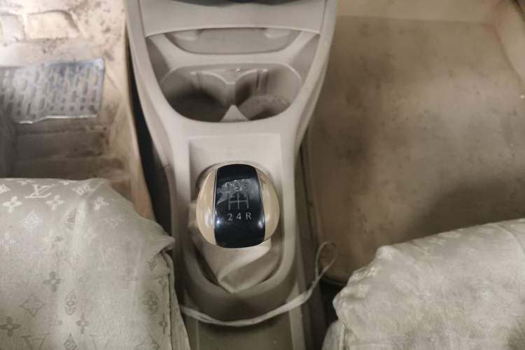 Used Nissan Livina 2010 Jingyue Edition 1.6L Manual All-Around Model Gear Lever