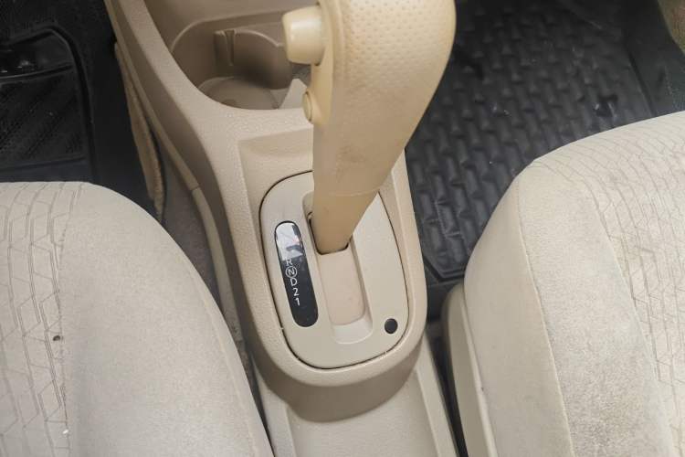 Used Nissan Livina 2010 Jingyue Edition 1.6L Automatic All-in-One Model Gear Lever