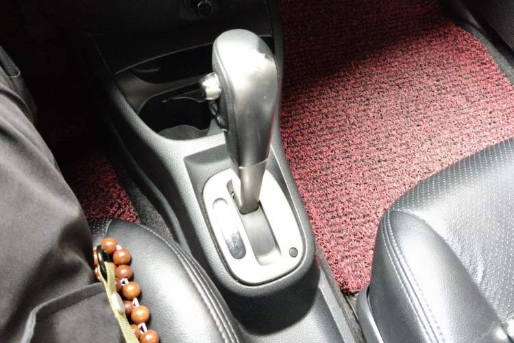 Used Nissan Livina 2010 Jingrui Edition 1.6L Automatic Smart Model Gear Lever