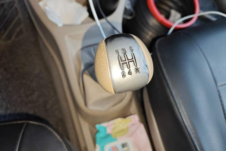 Used Nissan Livina 2010 Jingyue Edition 1.6L Manual All-Around Model Gear Lever