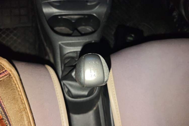 Used Nissan Livina 2010 Jingrui Edition 1.6L Manual Standard Model Gear Lever