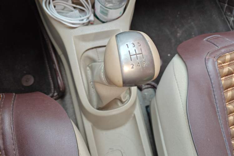 Used Nissan Livina 2010 Jingyue Edition 1.6L Manual All-Around Model Gear Lever