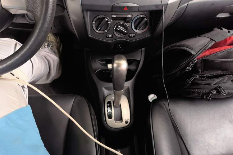 Used Nissan Livina 2010 Jingrui Edition 1.6L Automatic Smart High-End Model Gear Lever