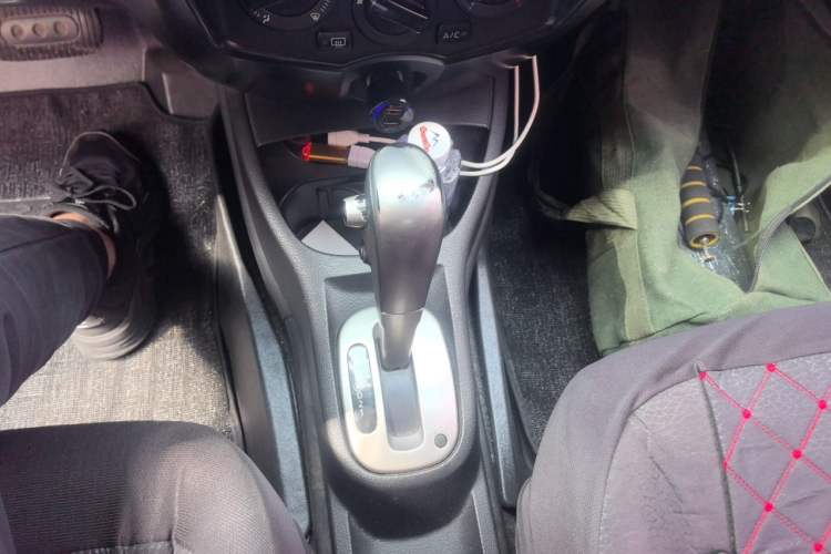 Used Nissan Livina 2010 Jingrui Edition 1.6L Automatic Smart Model Gear Lever