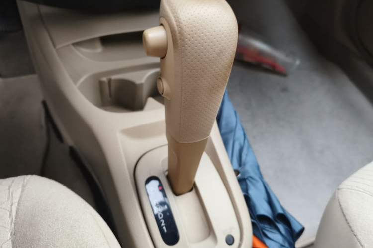 Used Nissan Livina 2010 Jingyue Edition 1.6L Automatic All-in-One Model Gear Lever