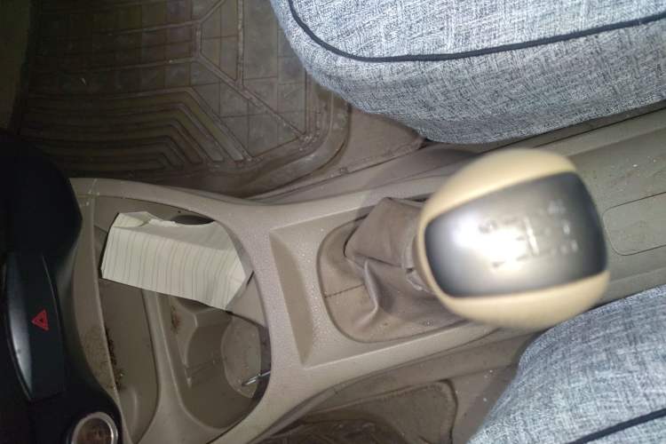 Used Nissan Livina 2010 Jingyue Edition 1.6L Manual All-Around Model Gear Lever