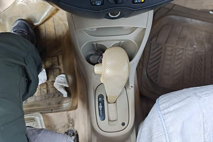 Used Nissan Livina 2010 Jingyue Edition 1.6L Automatic All-in-One Model Gear Lever