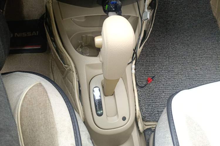 Used Nissan Livina 2010 Jingyue Edition 1.6L Automatic All-in-One Model Gear Lever