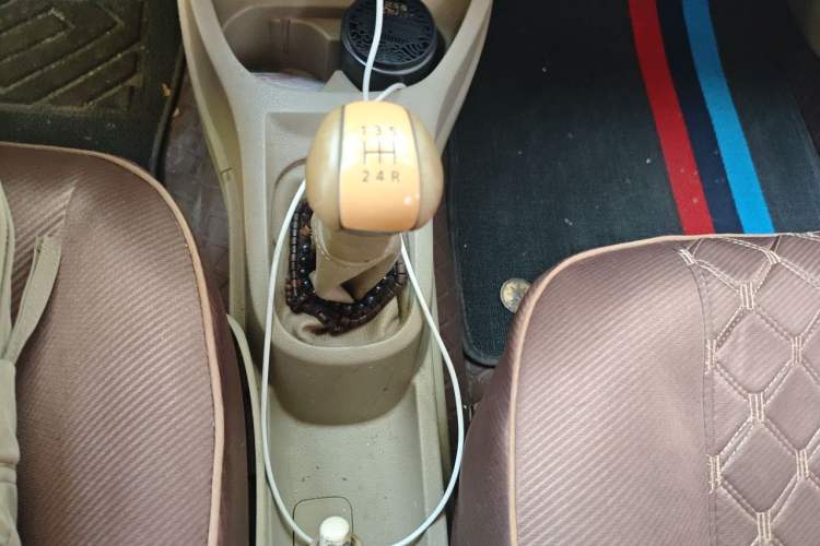 Used Nissan Livina 2010 Jingyue Edition 1.6L Manual All-Around Model Gear Lever