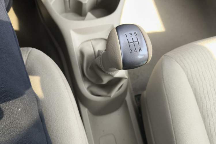 Used Nissan Livina 2010 Jingyue Edition 1.6L Manual All-Around Model Gear Lever