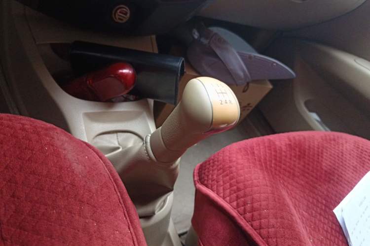 Used Nissan Livina 2010 Jingyue Edition 1.6L Manual All-Around Model Gear Lever