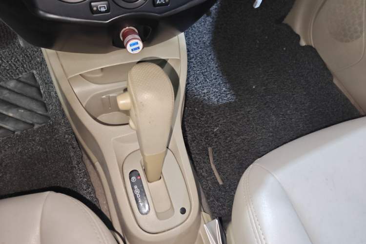 Used Nissan Livina 2010 Jingyue Edition 1.6L Automatic All-in-One Model Gear Lever