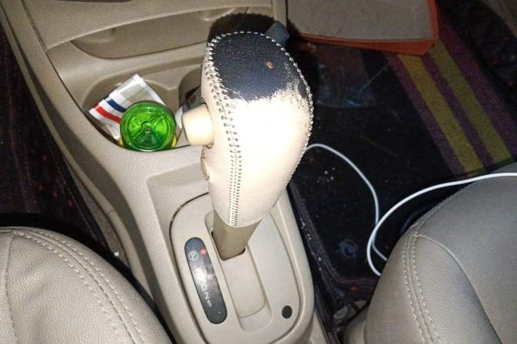 Used Nissan Livina 2010 Jingyue Edition 1.6L Automatic All-in-One Model Gear Lever