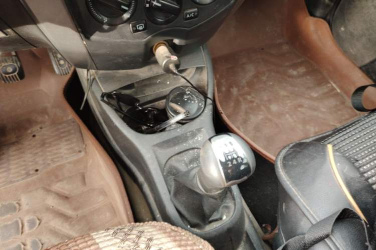 Used Nissan Livina 2010 Jingrui Edition 1.6L Manual Standard Model Gear Lever