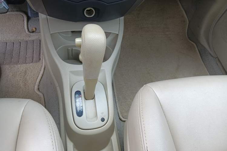 Used Nissan Livina 2010 Jingyue Edition 1.6L Automatic All-in-One Model Gear Lever