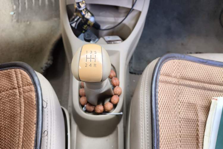 Used Nissan Livina 2010 Jingyue Edition 1.6L Manual All-Around Model Gear Lever