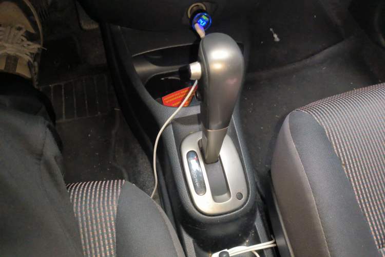 Used Nissan Livina 2010 Jingrui Edition 1.6L Automatic Smart Model Gear Lever
