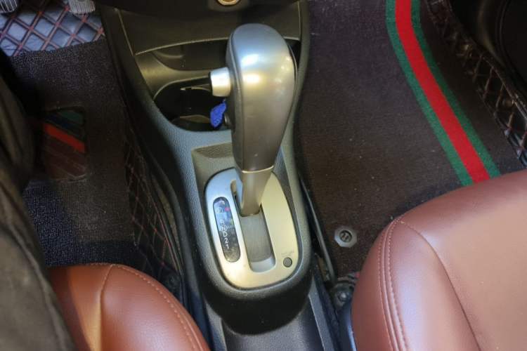 Used Nissan Livina 2010 Jingrui Edition 1.6L Automatic Smart Model Gear Lever