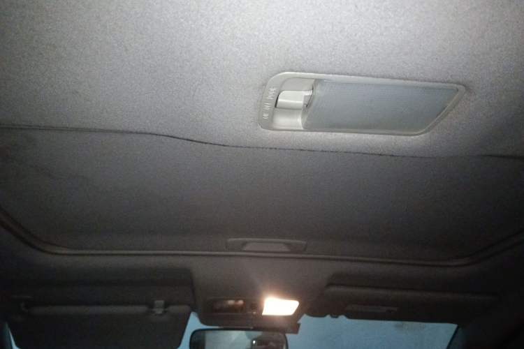 Used Nissan Livina 2010 Jingyue Edition 1.6L Automatic Supercharged Model Headliner